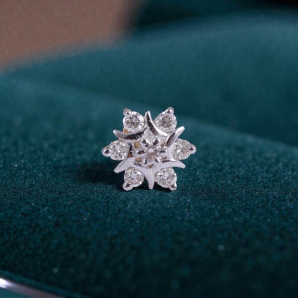 Stunning 0.18 Carats Round Brilliant F/VS1 Diamonds Nose Stud In 18K Yellow Gold