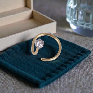Z-099 (7) Classy 0.03 Cts Round Brilliant F/VS1 Diamond Nose Wire Stud In 18K Yellow Gold