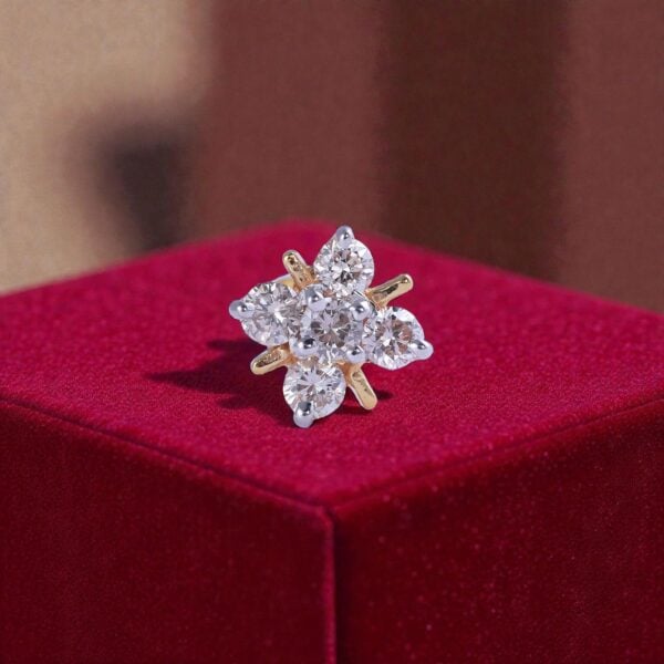 Stunning 0.16 Carats Round Brilliant F/VS1 Diamonds Nose Stud In 18K Yellow Gold