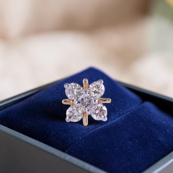 Stunning 0.16 Carats Round Brilliant F/VS1 Diamonds Nose Stud In 18K Yellow Gold